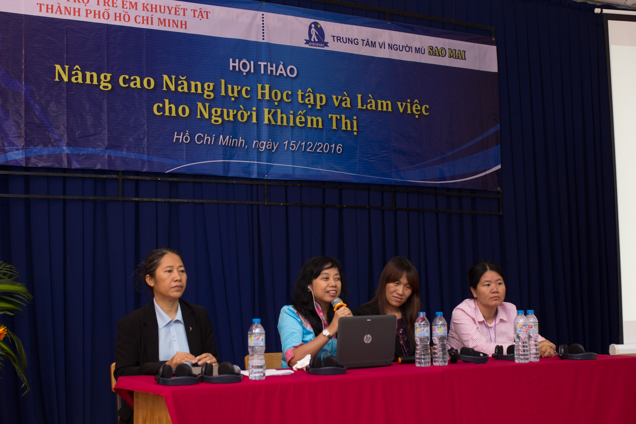 (trái sang phải) Sr Lê Thị Vân Nga: Vai trò của trung tâm nguồn trong giáo dục đại học ở Việt Nam; Aria Indrawati: Quá trình chuẩn bị và chính sách việc làm; Kwai Nan: Phối hợp giữa các trường công với trường tư trong giáo dục hòa nhập, và Sreypov Sok: Vai trò của việc làm cho sinh viên khiếm thị