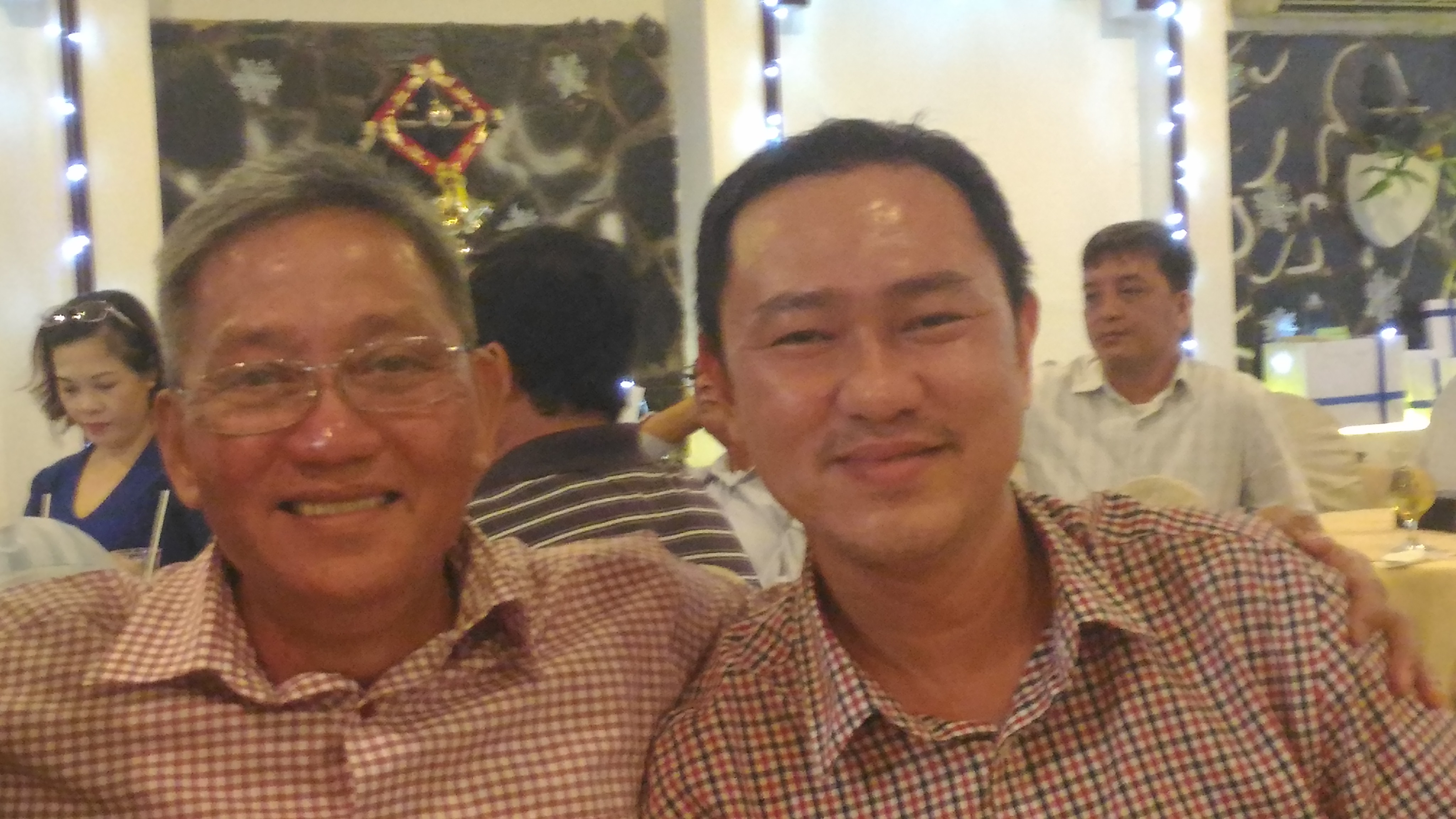 Thầy Thông (trái) và thầy Vũ Huy Phương (giáo viên trong dự án Bừng Sáng)