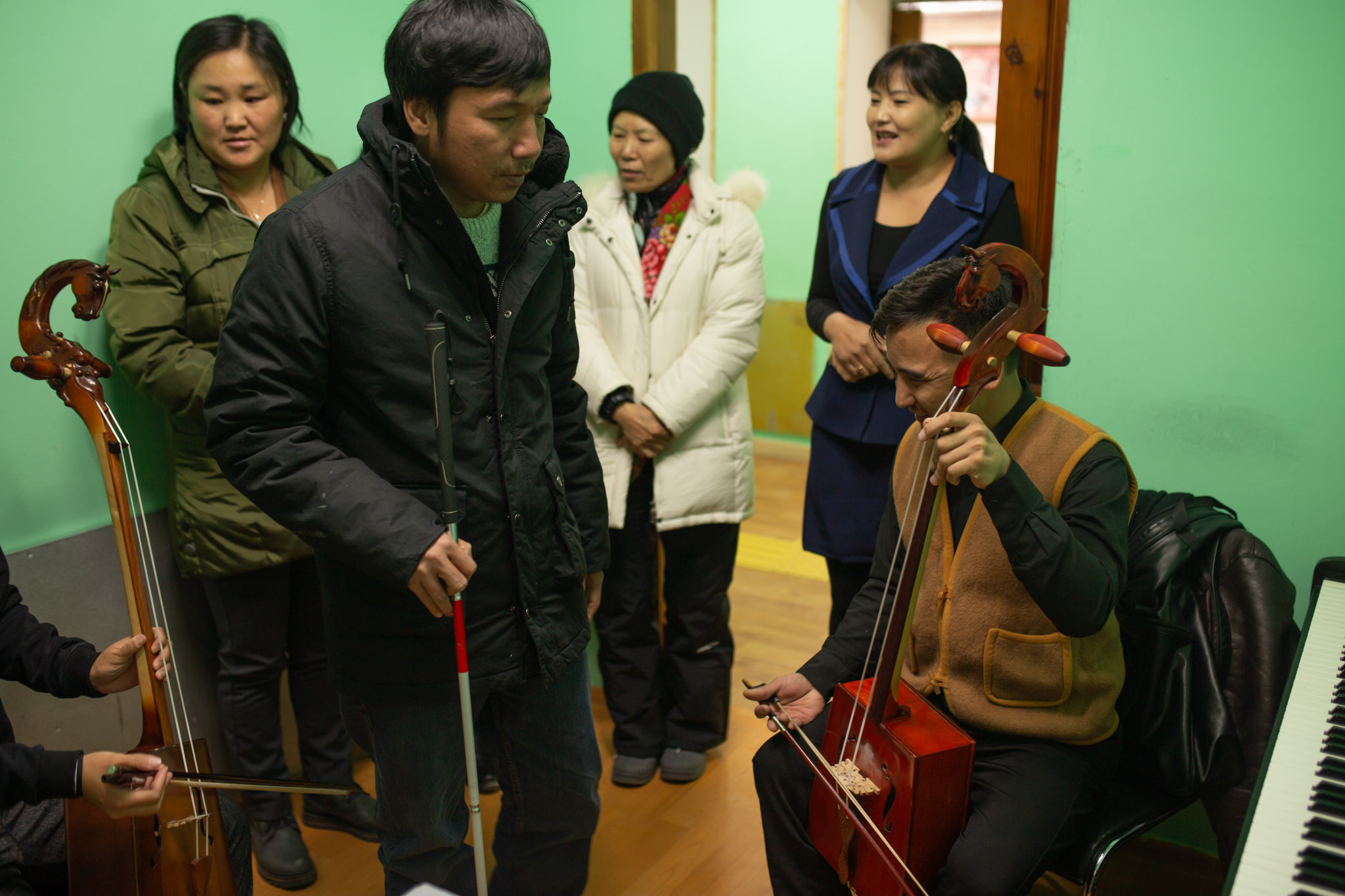 Lớp học nhạc với Morin Khuur, nhạc cụ truyền thống của người Mông Cổ. Cần đàn được trang trí với hình đầu ngựa, dây và cây vĩ được làm từ đuôi ngựa.