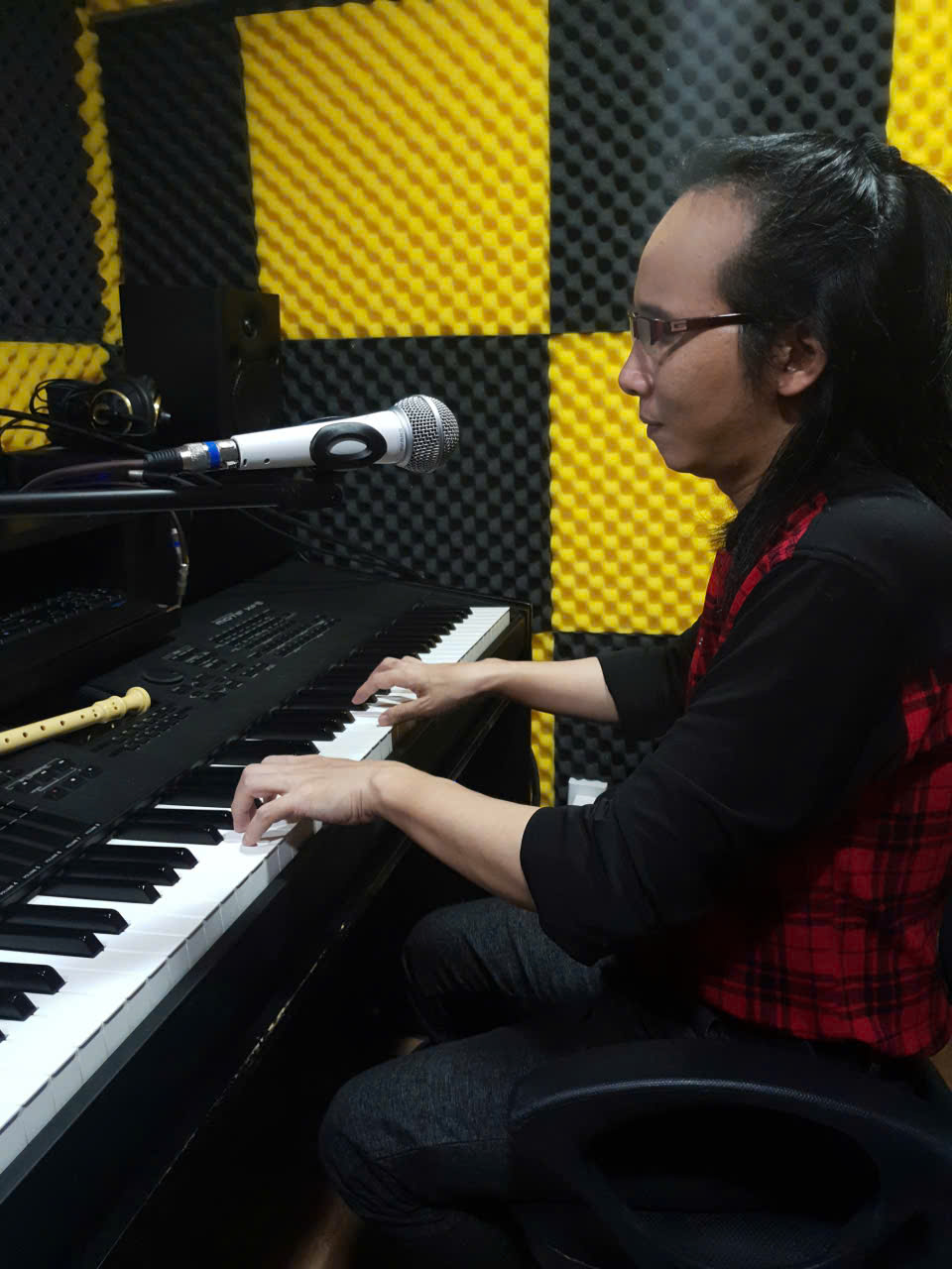 Hà Chương đang chơi piano