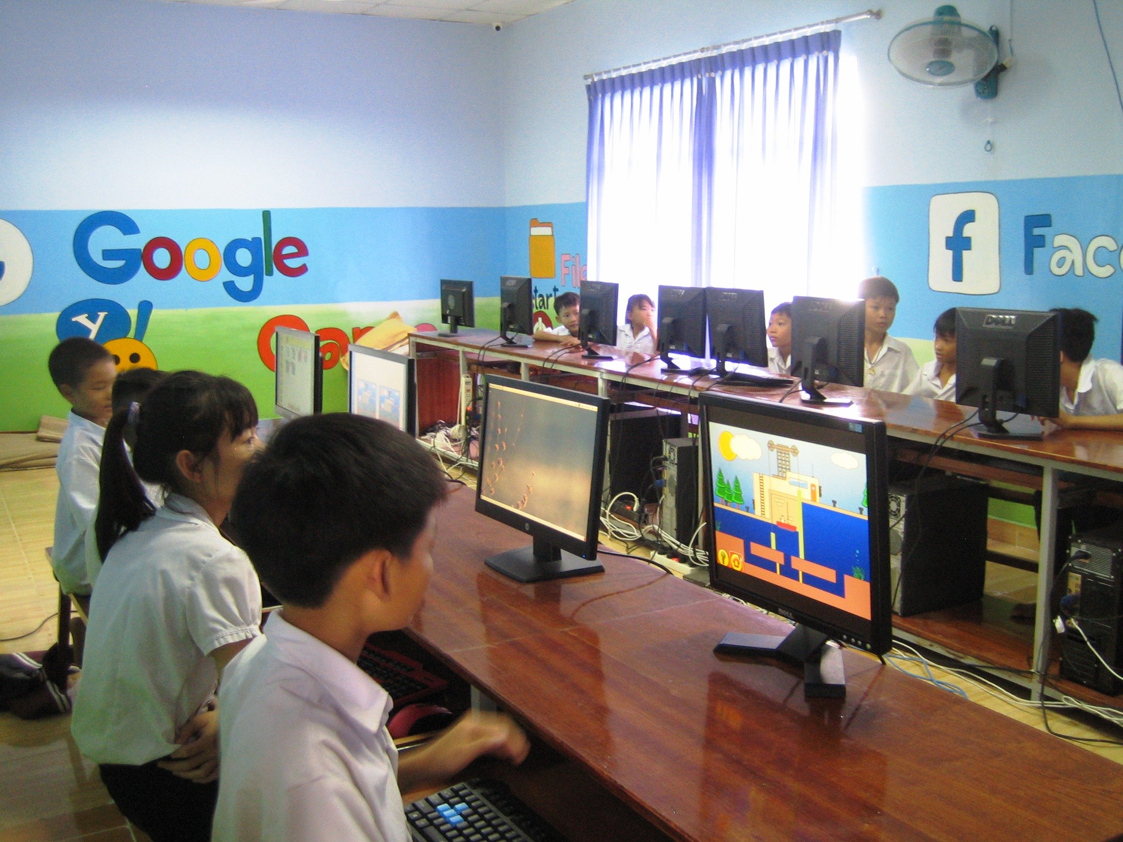 Các em nhỏ sử dụng DoudouLinux tại Trung tâm Bảo trợ Trẻ em Long Hải