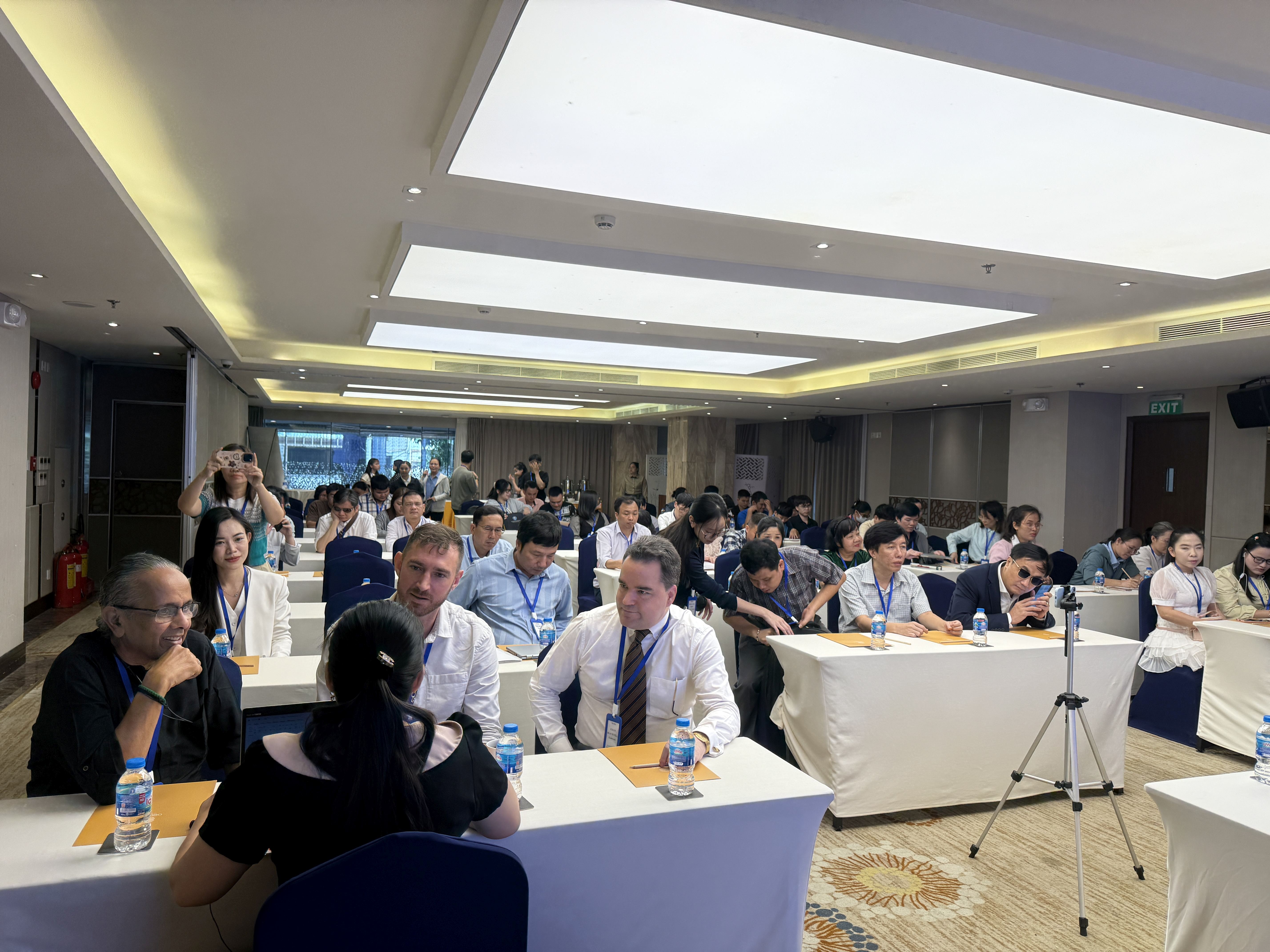 Các đại biểu dự Hội thảo