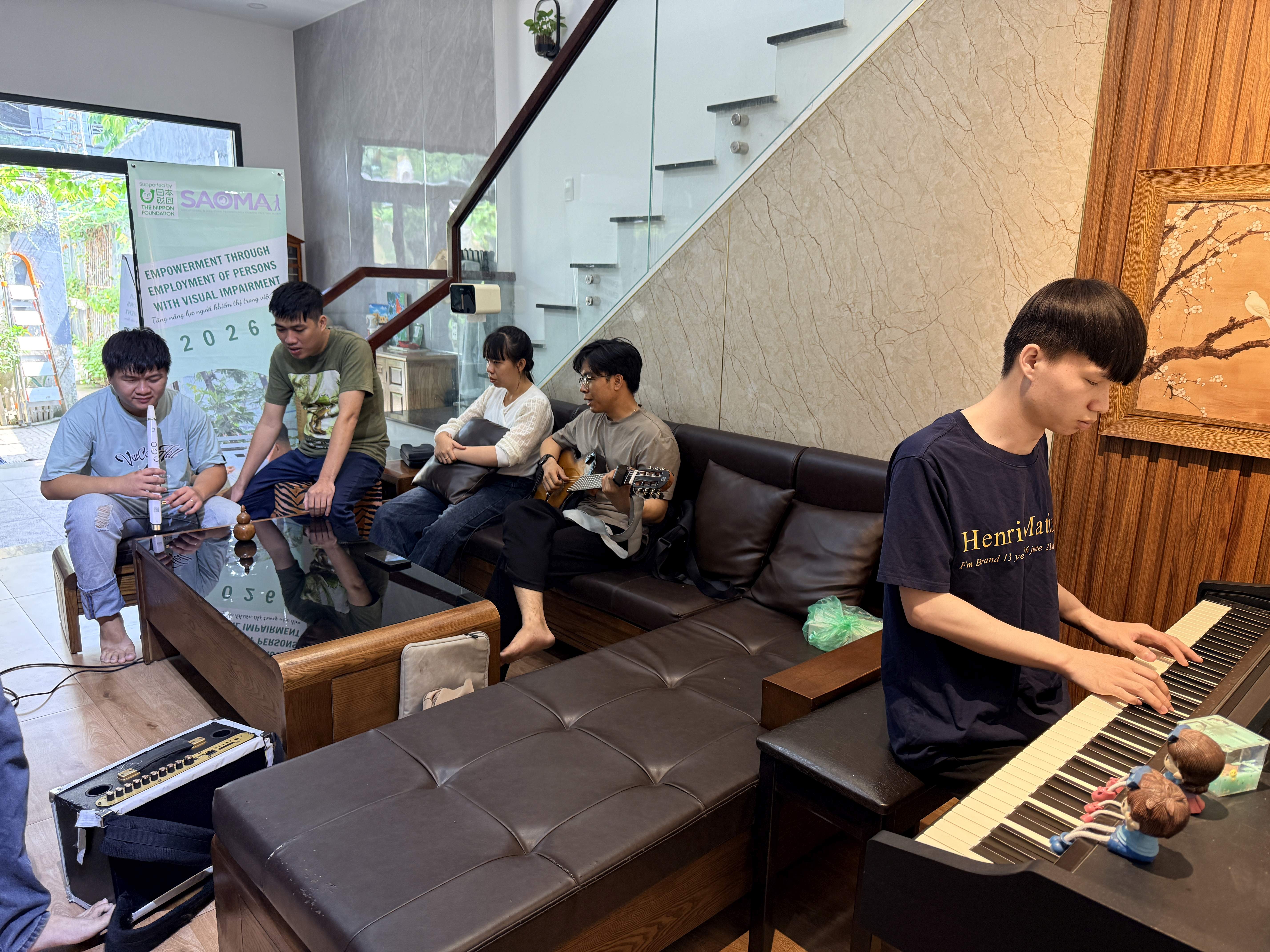 Các học viên làm quen với các nhạc cụ