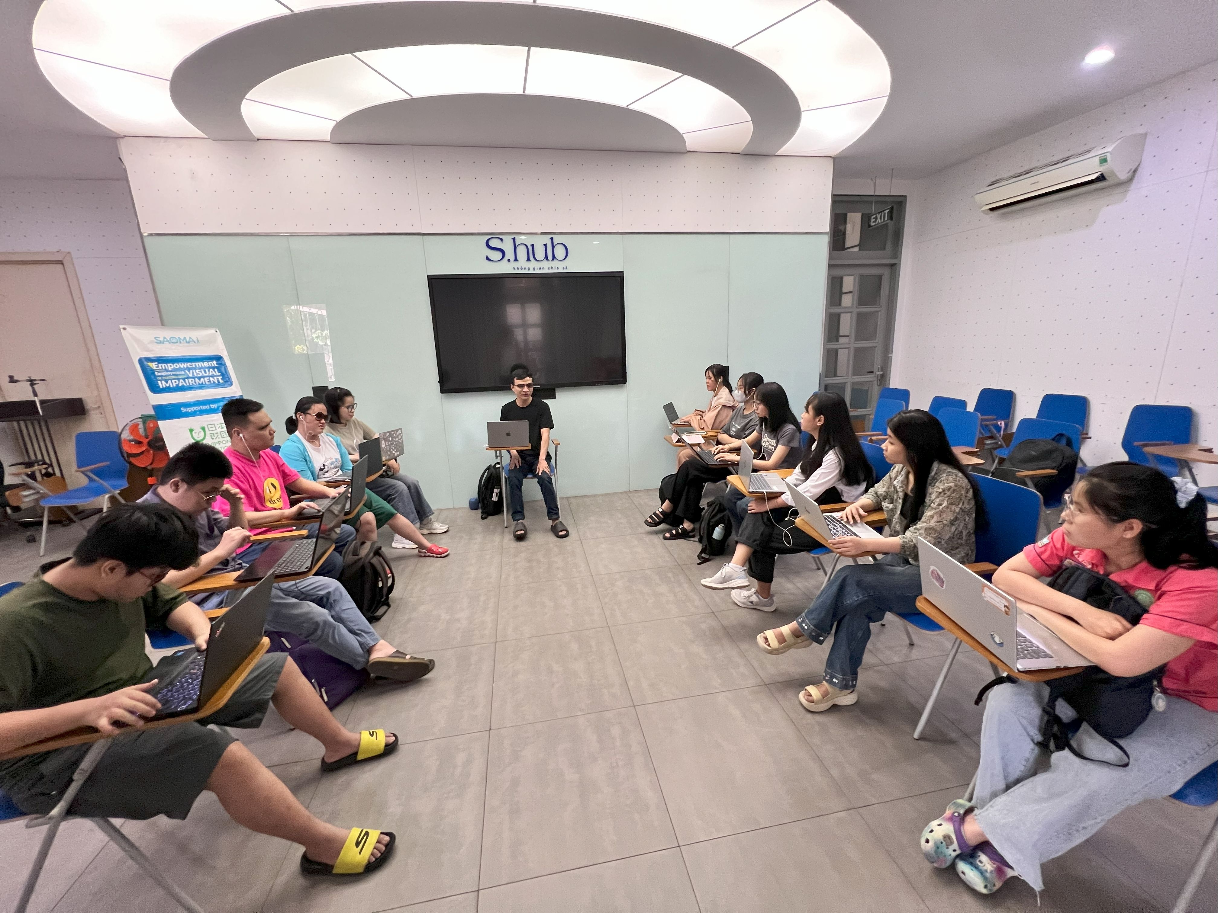 Giảng viên và các học viên lớp tập huấn