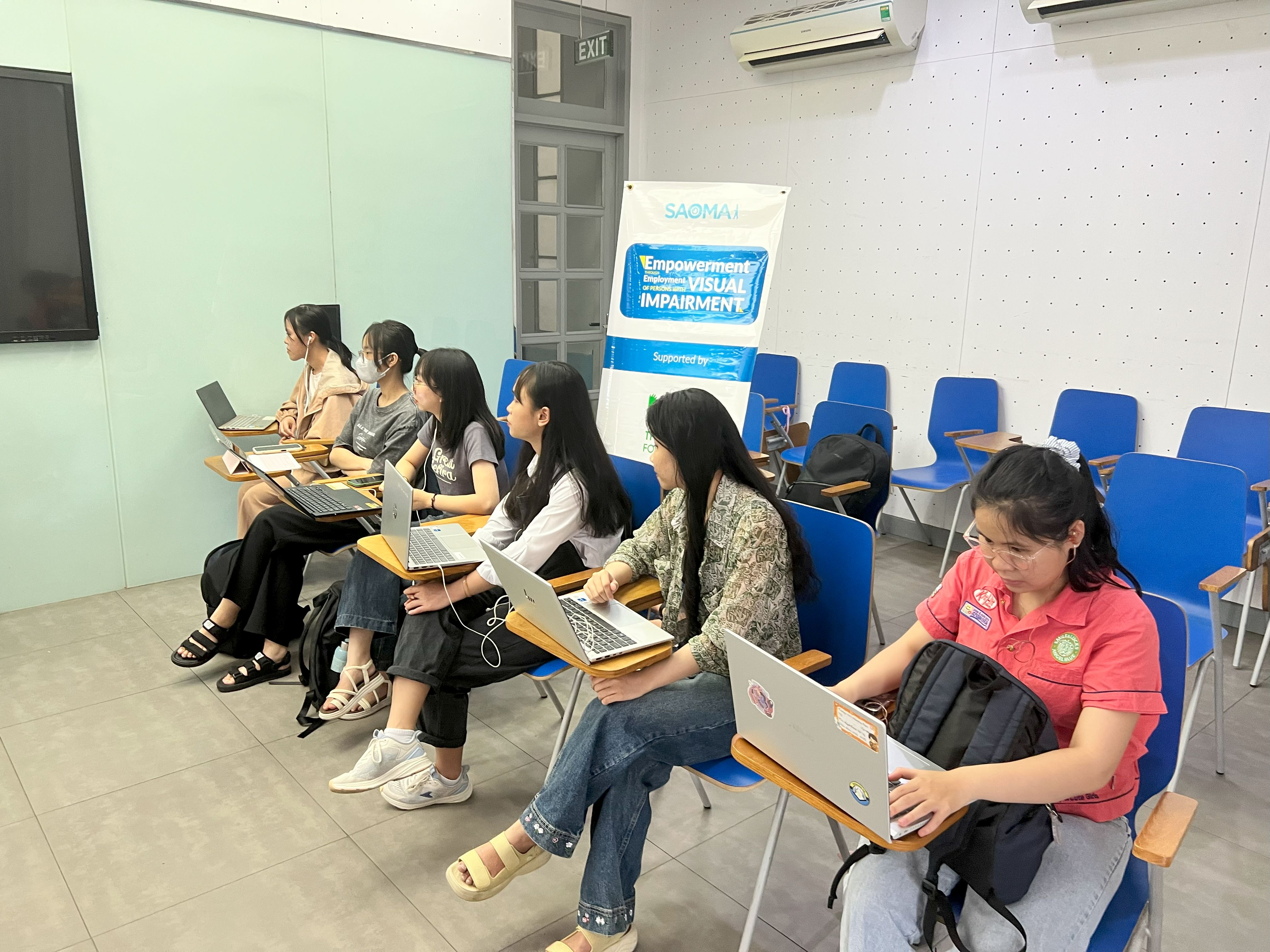 Học viên nghe giảng bài