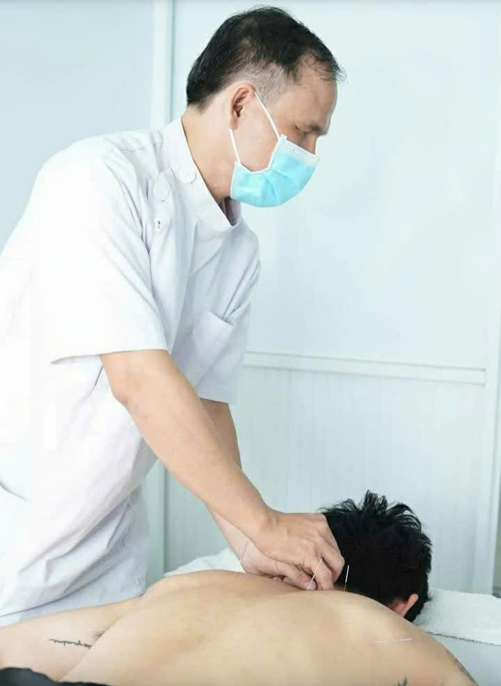 Y sỹ đang khám chữa bệnh