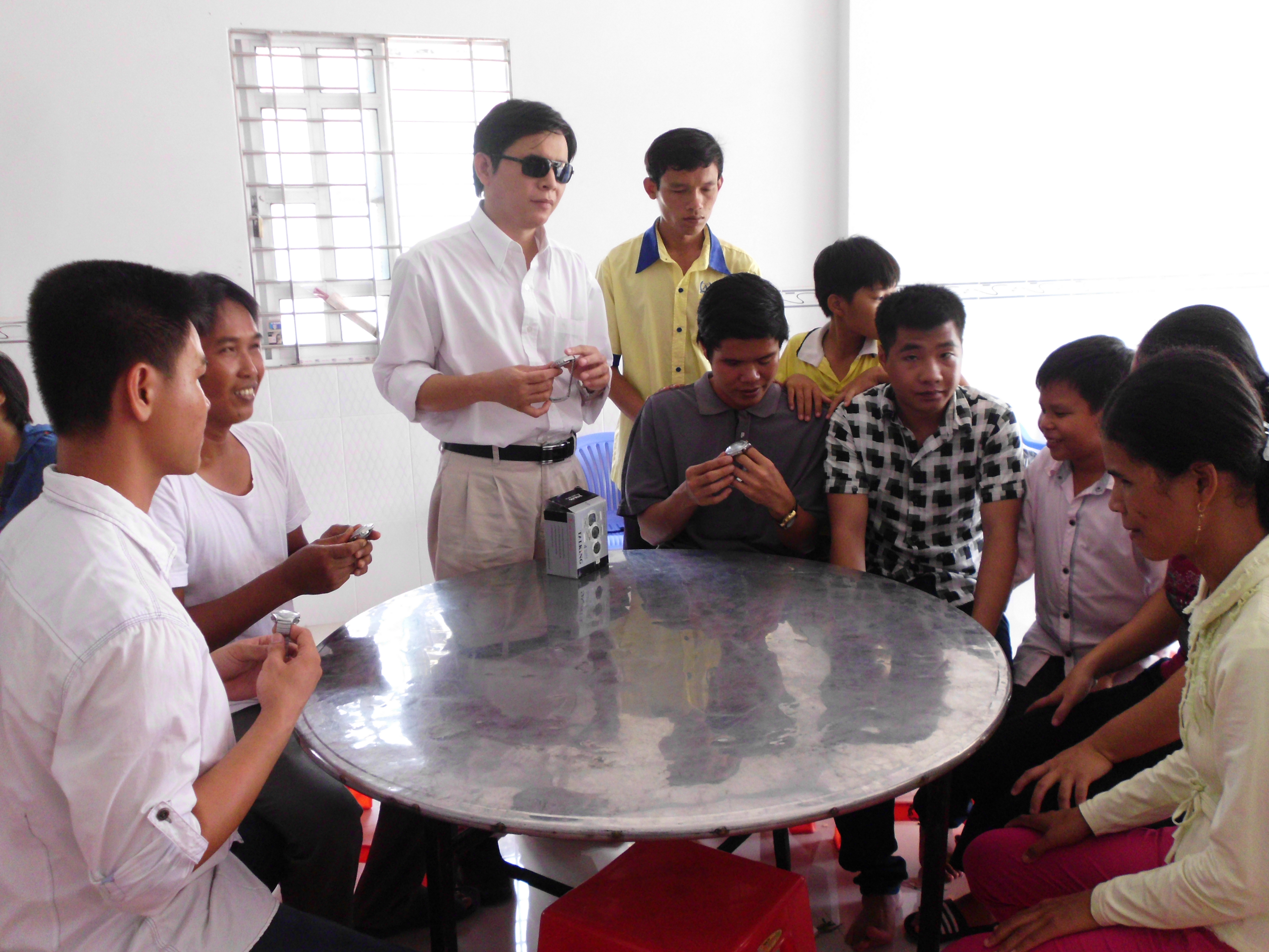 Hoang (white shirt, standing) presenting Sao Mai products in Soc Trang