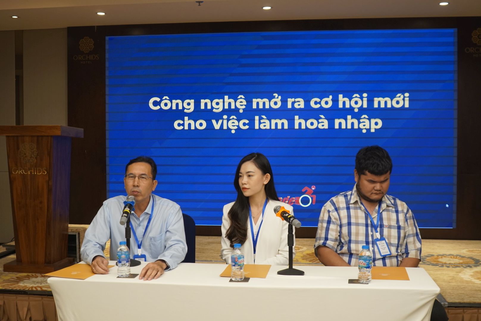 Chị Trang Nguyễn và các đại biểu