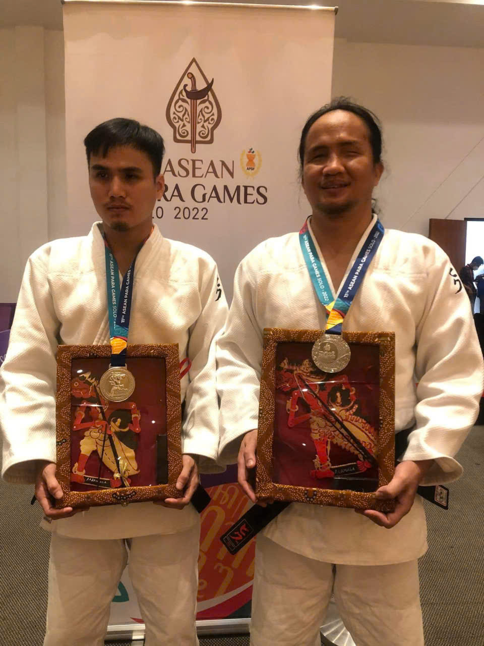 Anh Hùng đang nhận huy huy chương tại Sea Games 2022