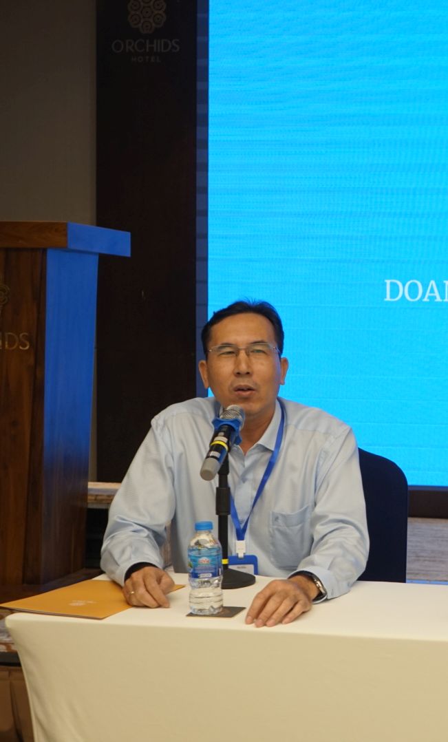 Mr. Cử is giving a speech.