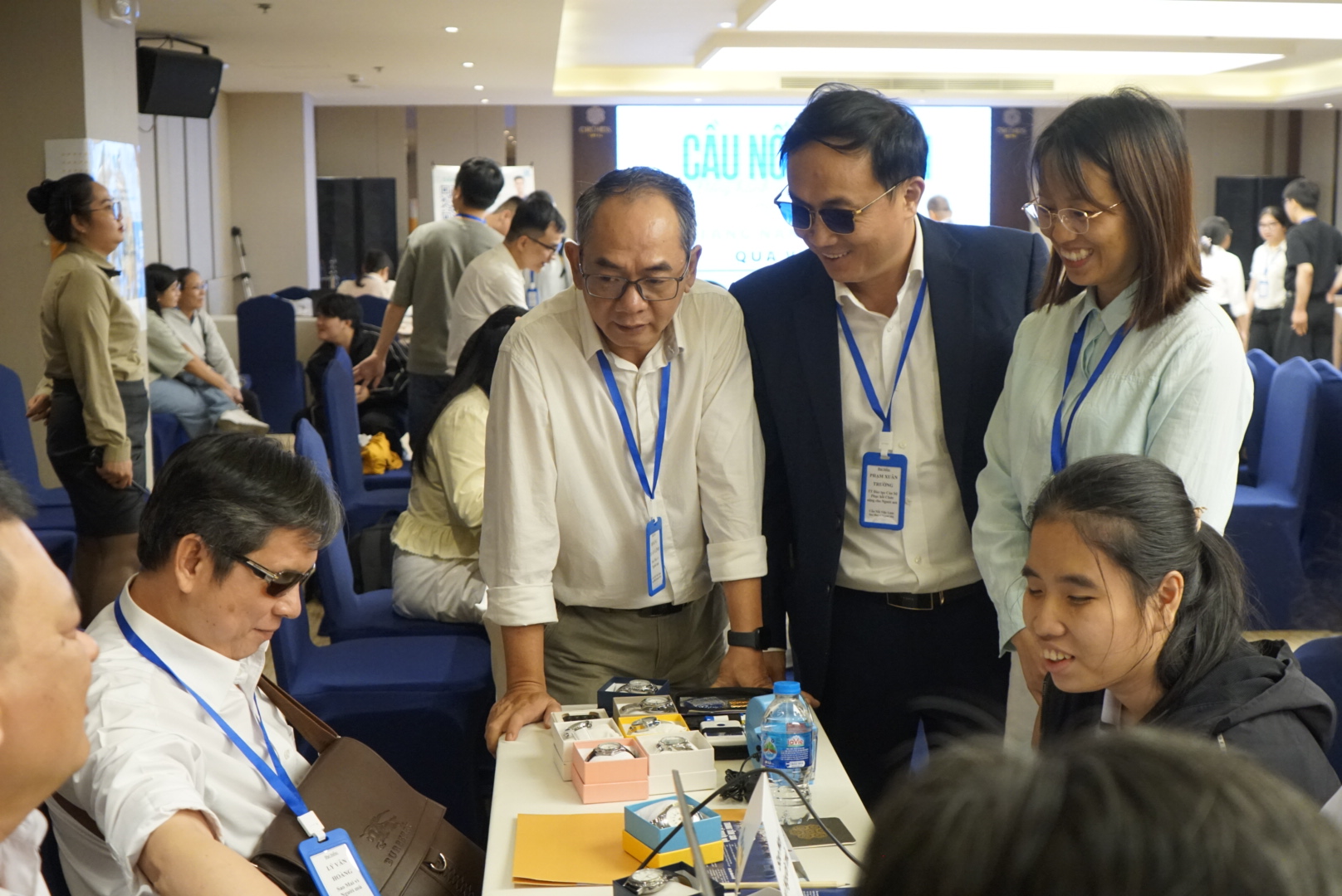 Chị Trang tham quan gian hàng của trung tâm Sao Mai