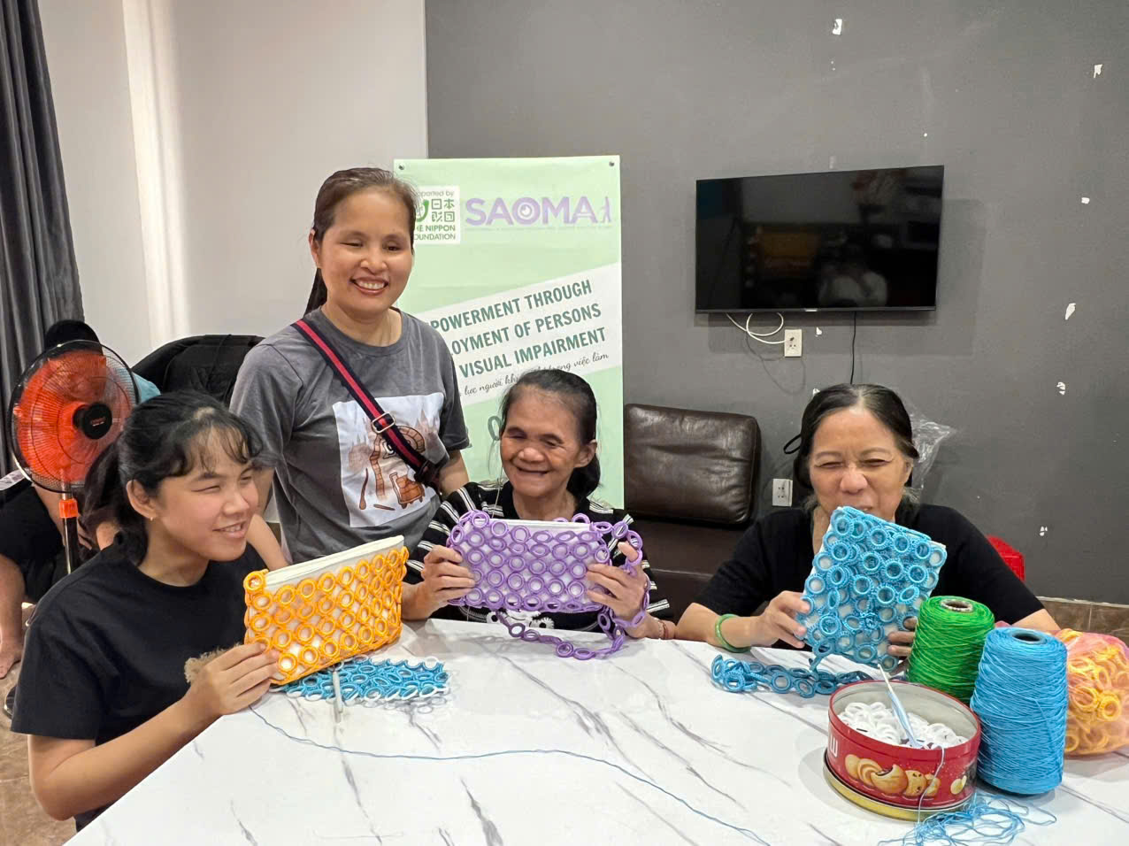 Các học viên làm quen với nghề đan giỏ xách