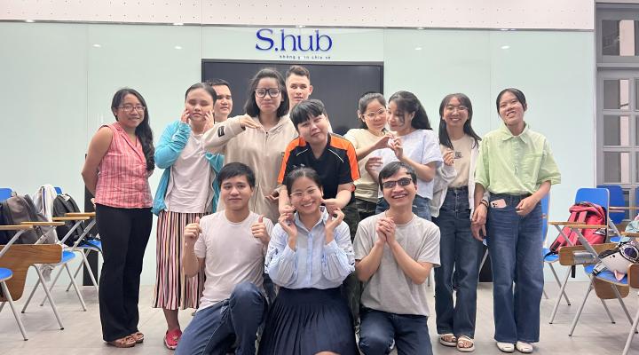 Các bạn khiếm thị tham gia lớp tập huấn