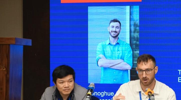 Diễn giả Simon và Nguyễn Minh Tuấn